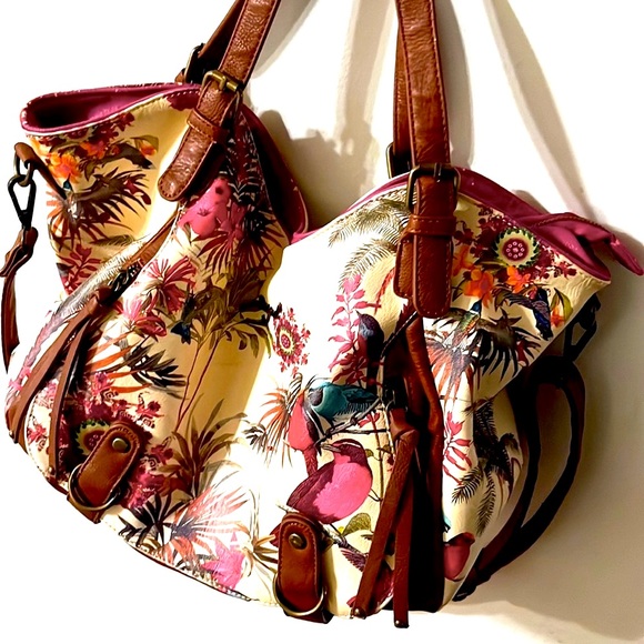 Desigual Handbags - BOHEMIAN ELEGANCE: Authentic Desigual Shoulder Bag . Great preowned condition .